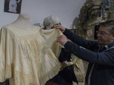 Una matin�e giallo pallido, camicia femminile usata la mattina a colazione